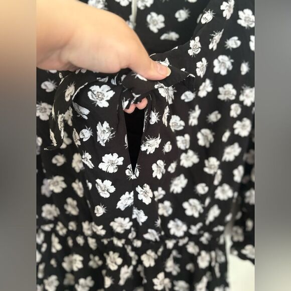 Abercrombie black floral romper with cutout detail and pockets S - Picture 6 of 10